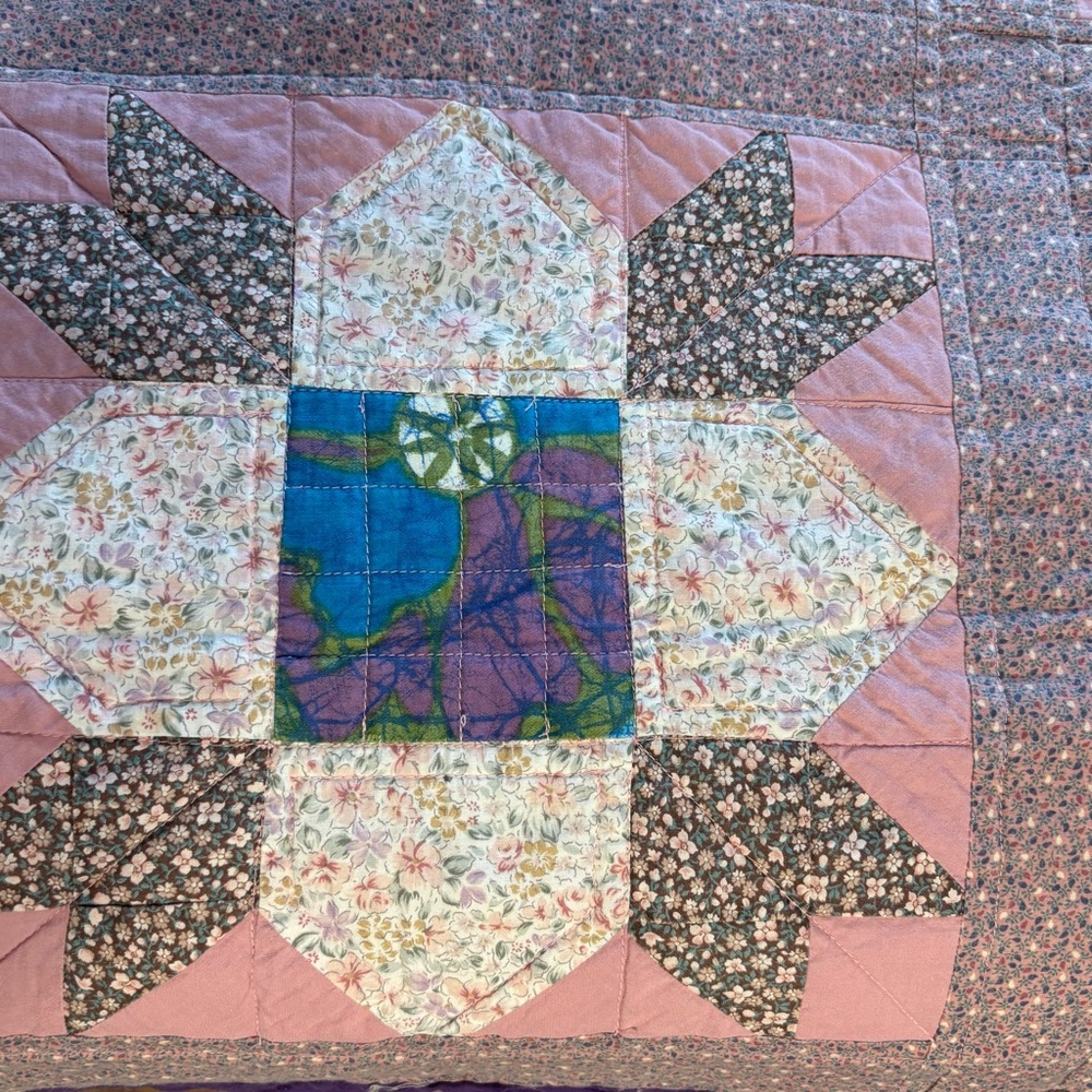 Dated 1989 SAMPLER Cotton PATCHWORK QUILT  - 86”x 100” Pink - Picture 10 of 16